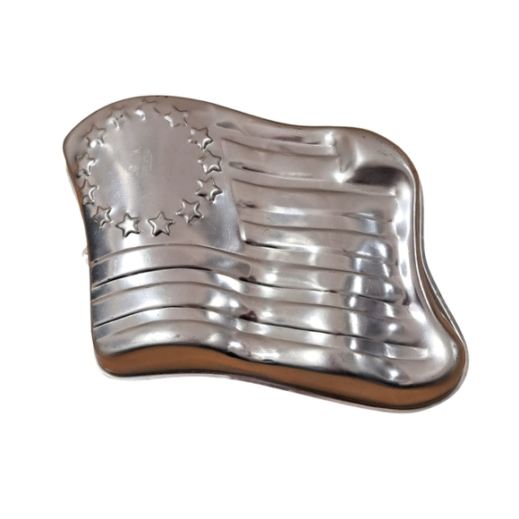 Vintage Wilton 1974 Silver Waving 4th Of July American Flag Patriotic Cake Pan - Picture 1 of 6
